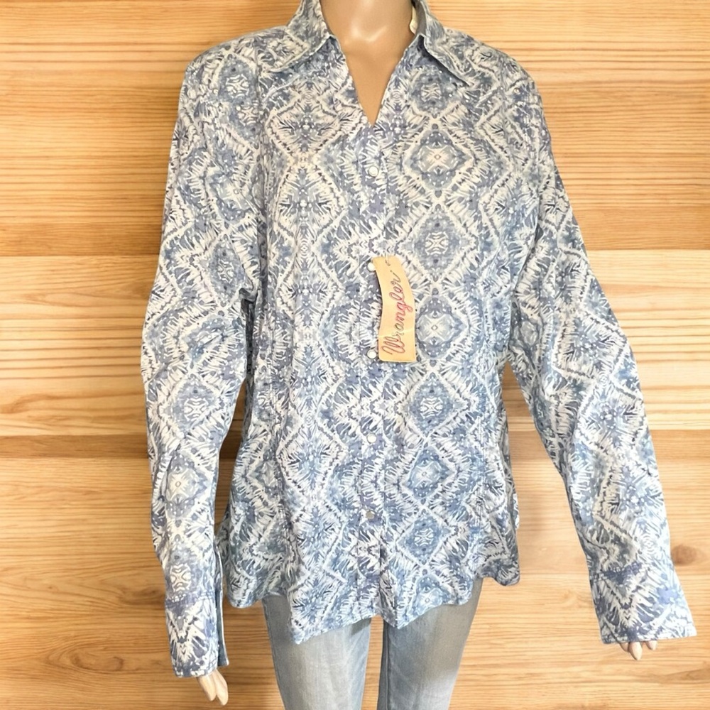 NWT Woman’s Studded Wrangler Blue Long Sleeve Top Size Large Pearl Snap